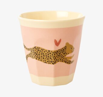 Foto av mugg med leopardmotiv och hjärtformad detalj