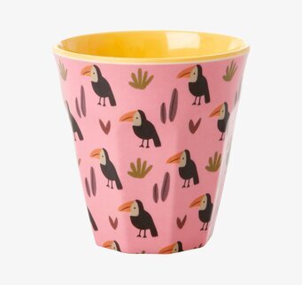 Bild av livfull mugg med djungelmönster och fåglar