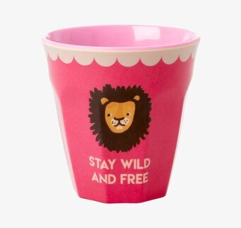 Bild av rosa mugg med lejonmotiv och text STAY WILD