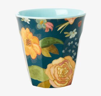 Bild av blommig mugg med elegant och färgrik design