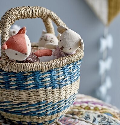 Foto av handvävd korg med leksaksdjur och sittpuff