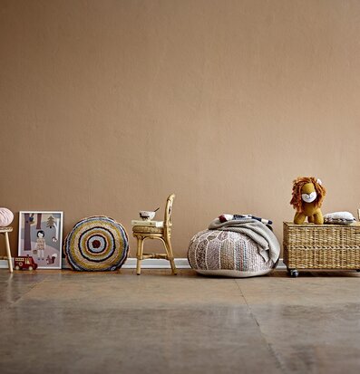 Bild av harmonisk interiör med sittpuff och leksaker