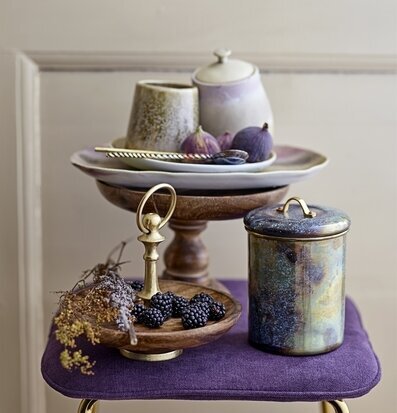 Bild av elegant arrangemang med keramik och träfat