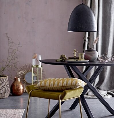 Bild av stilfullt inrett rum med harmonisk atmosfär