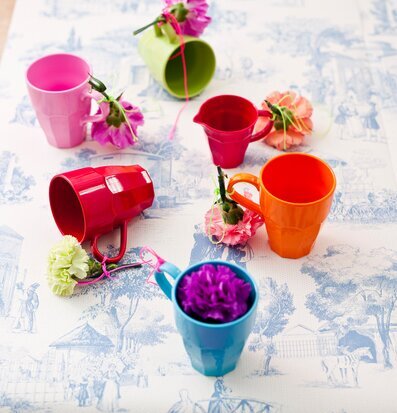 Bild av färgglada muggar och blommor i livliga färger