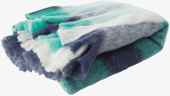 Bild av en elegant pläd i midnattsblå och gröna toner