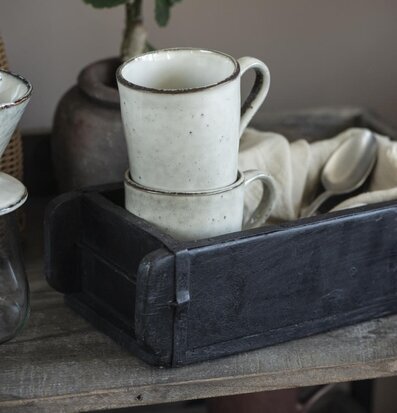 Bild av rustik heminredning med muggar och växter