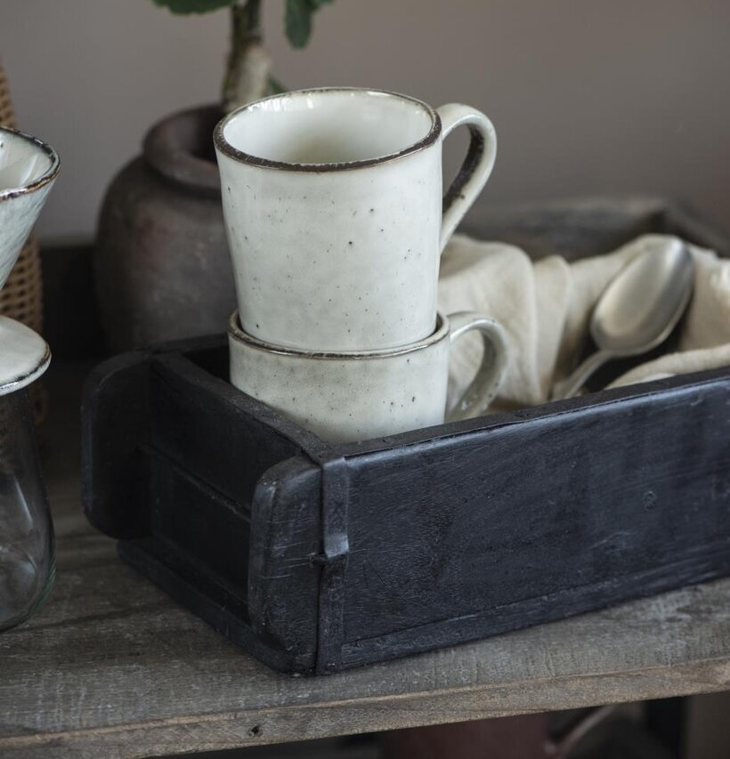 Bild av rustik heminredning med muggar och växter