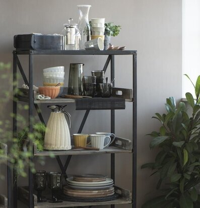 Foto av stilren hylla med köks- och dekorationsföremål