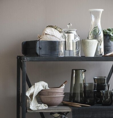 Bild av stilfull hylla med moderna och rustika detaljer