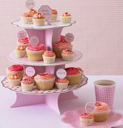 Bild av färgstarkt kakfat med cupcakes och dekorationer