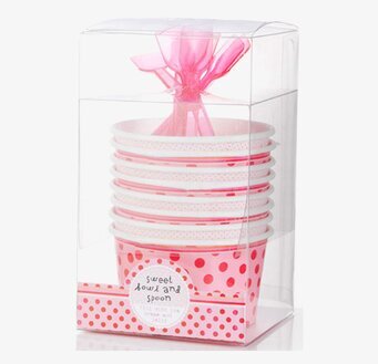 Bild av färgglada bägare med prickar och plastskedar