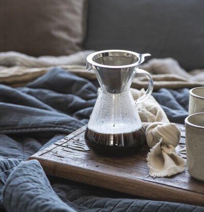 Bild av hemtrevlig miljö med kaffe och keramikmuggar