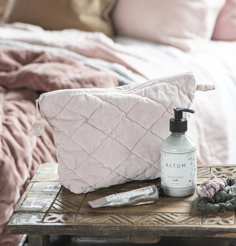 Träbricka Unika från IB Laursen med necessär och handlotion