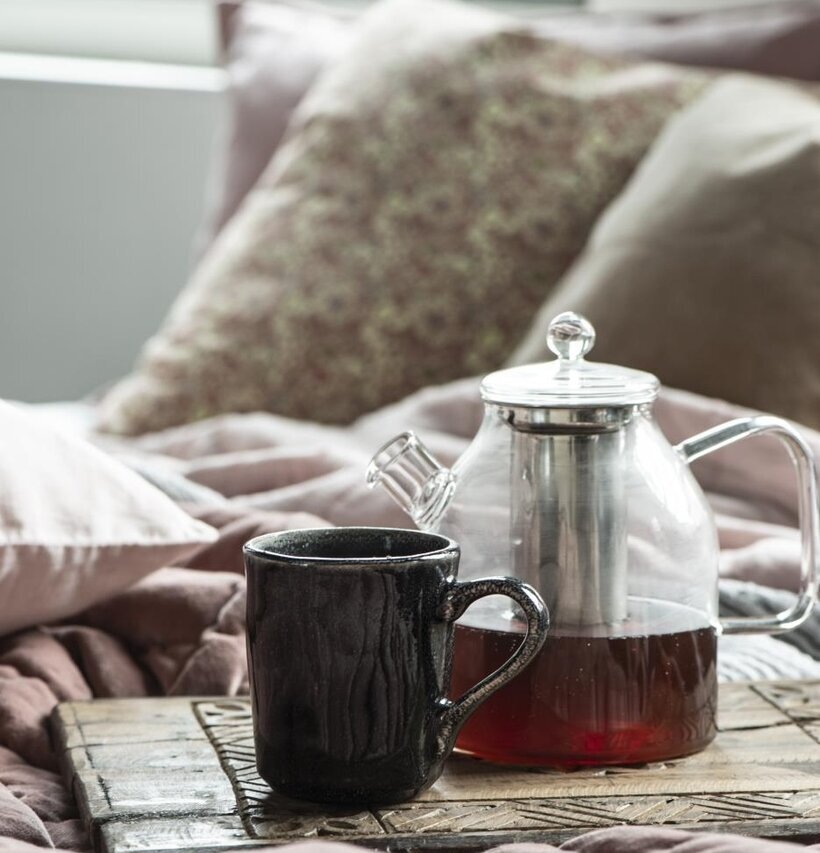 Träbricka Unika från IB Laursen på quiltat rosa överkast