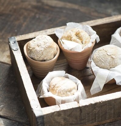 Foto av rustik trälåda med bakverk och terrakottakrukor