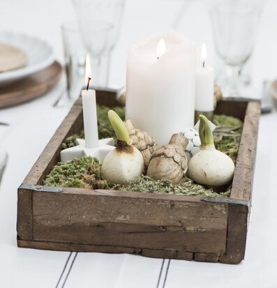 Bild av rustik trälåda med ljus och naturlig dekoration