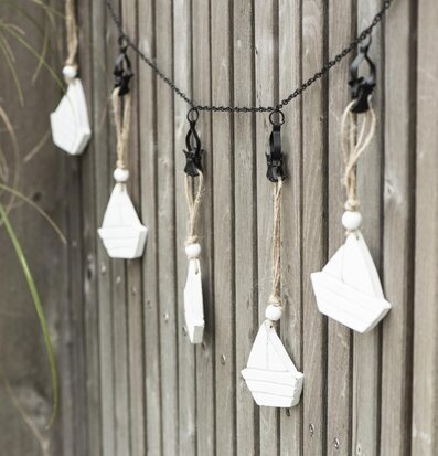 Bild av maritim dekoration med klämmor och segelbåtar