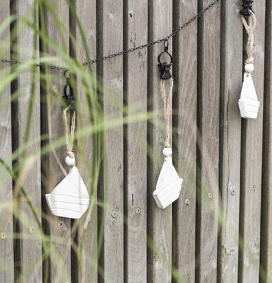 Foto av rustik träpanel med kreativ hängdekor