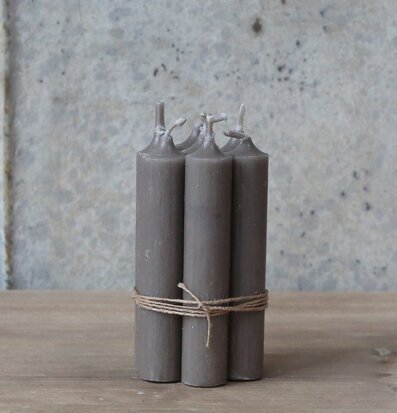Bild av fyra rustika stearinljus i jordnära toner