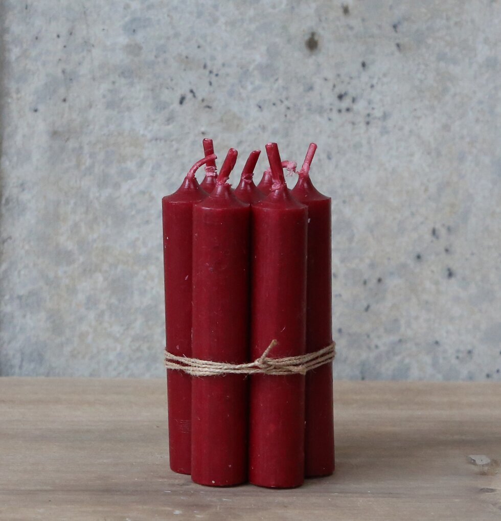 Stearinljus Kort Mörkröd från Chic Antique på rustik yta