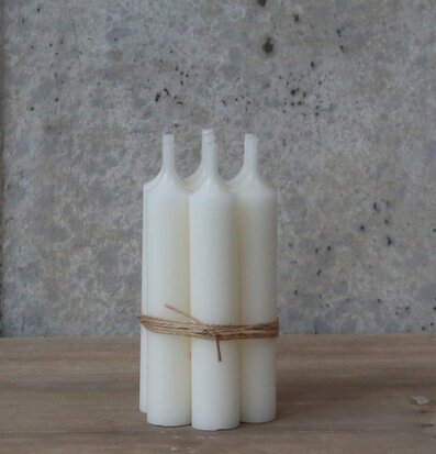 Bild av harmoniska stearinljus mot betongvägg