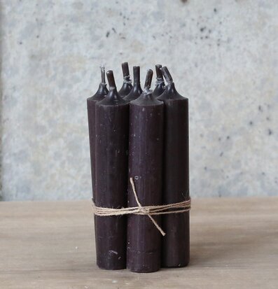 Foto av svarta stearinljus på trä och betong bakgrund