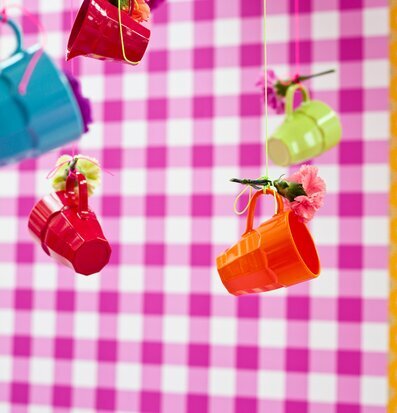 Bild: Färgglada muggar i livfull och kreativ presentation