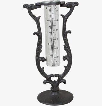 Foto av elegant regnmätare i gjutjärn med glasbehållare