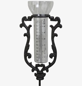 Foto av robust och stilren regnmätare i gjutjärn