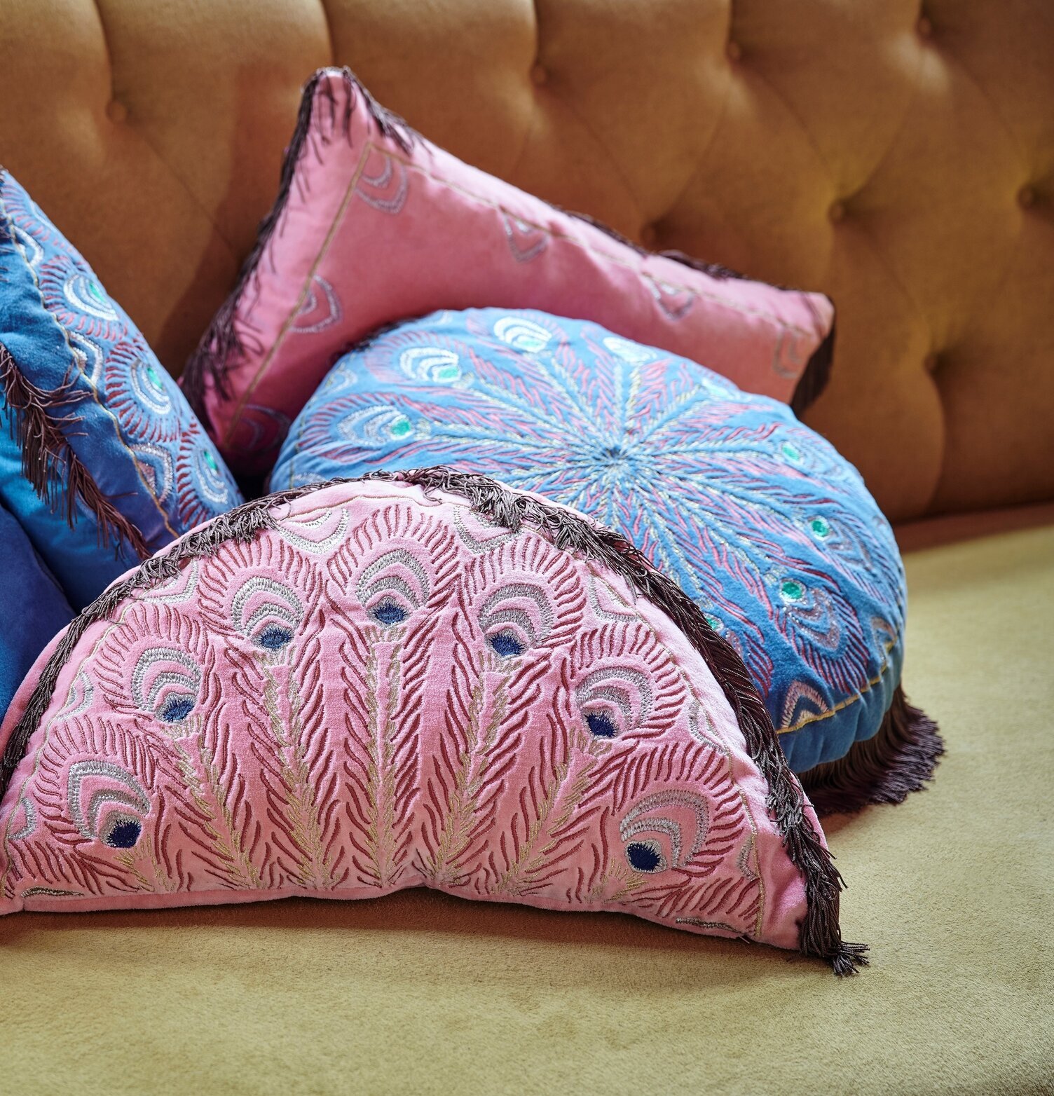 Rund Prydnadskudde Peacock Print Blue från Rice på beige soffa