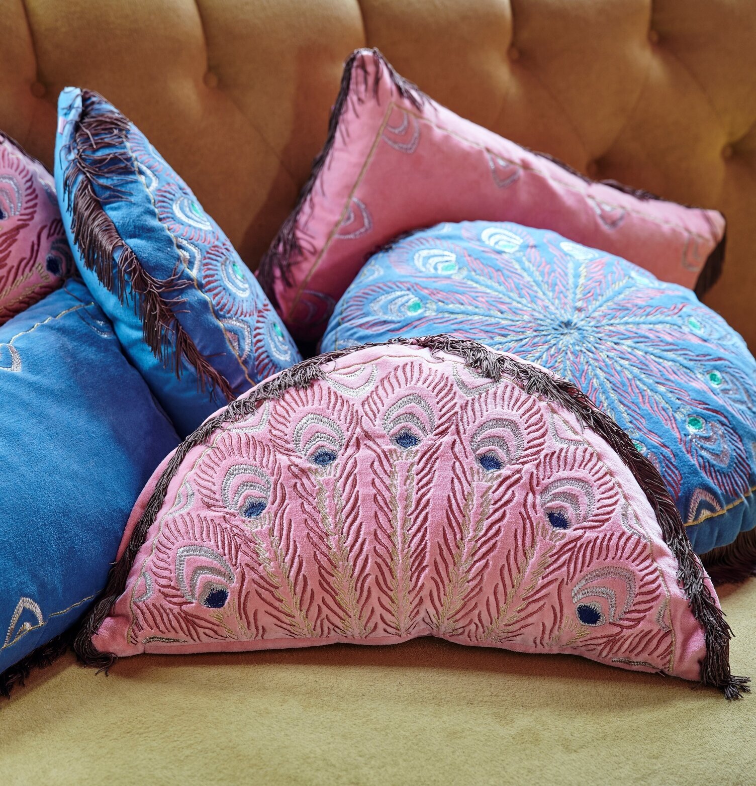 Prydnadskudde Peacock Print Pink från Rice på brun soffa