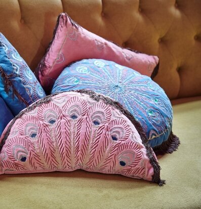 Bild av färgglada prydnadskuddar på beige soffa