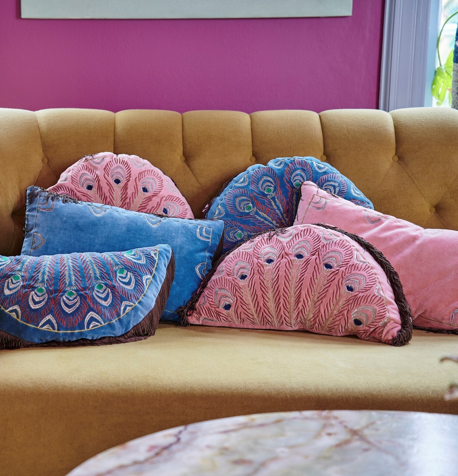 Bild av hemtrevlig inredning med gul soffa och kuddar