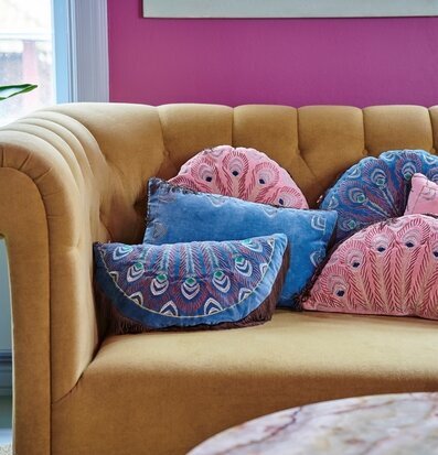 Bild av harmonisk soffmiljö med färgglada kuddar