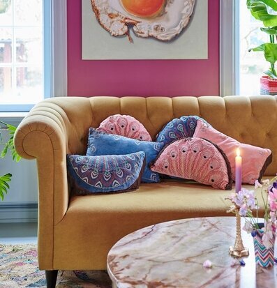 Bild av ett färgglatt och inbjudande vardagsrum