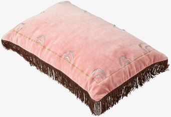 Bild av rosa velourkudde med broderier och fransar