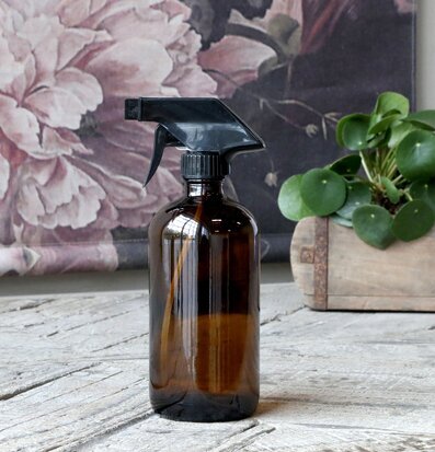 Bild av elegant sprayflaska på rustikt träbord