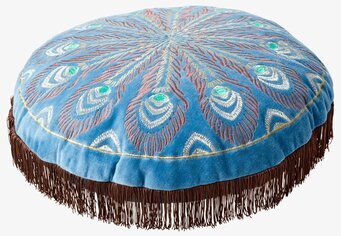 Bild av rund kudde med påfågelfjädrar och fransar