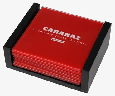 Bild av stilrena röda glasunderlägg i praktiskt ställ