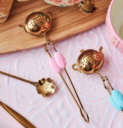 Bild av lekfulla och eleganta tesilar för teälskare