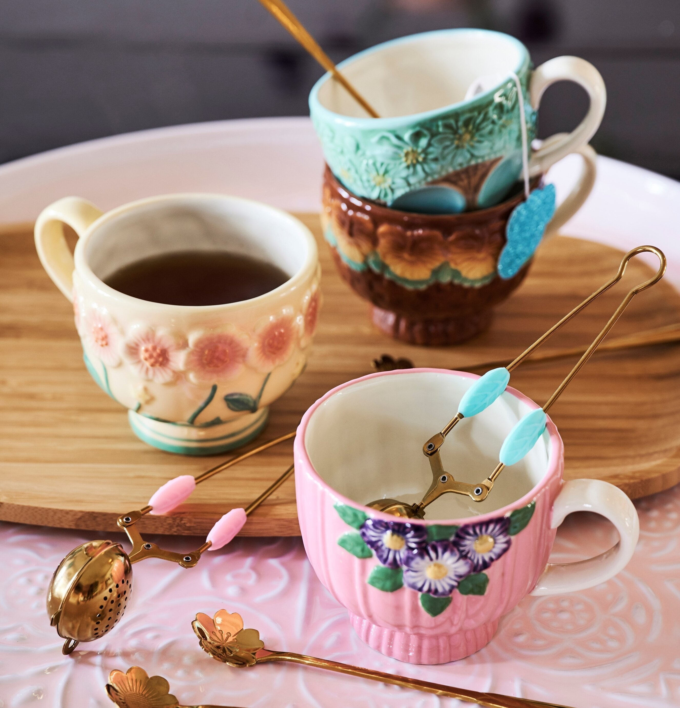 Keramikmugg Pink Flower Design från Rice på ljusrosa fat