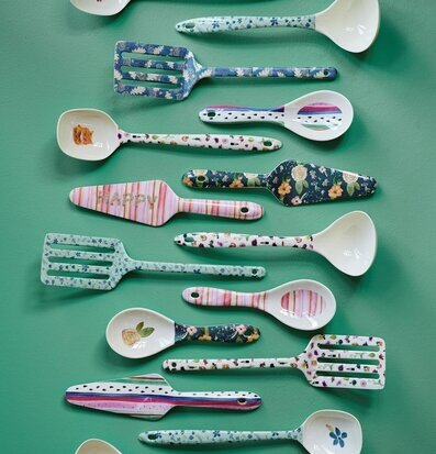 Bild av färgglada och fantasifulla köksredskap