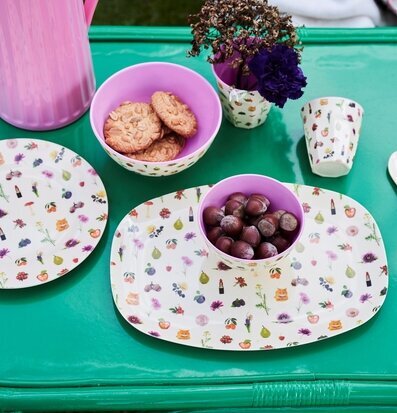 Bild av färgglada köksartiklar i höstligt arrangemang