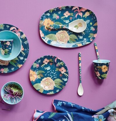 Bild av färgglatt porslin med blommönster och bestick