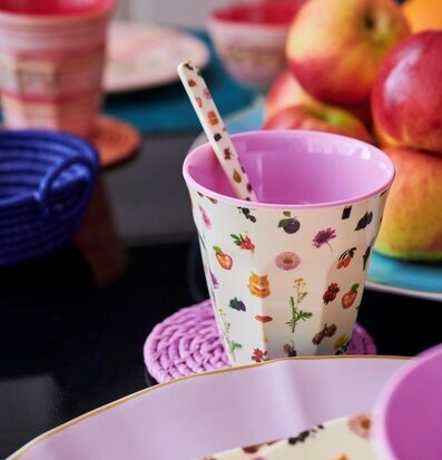 Bild av färgglada husgeråd och höstinspirerad mugg