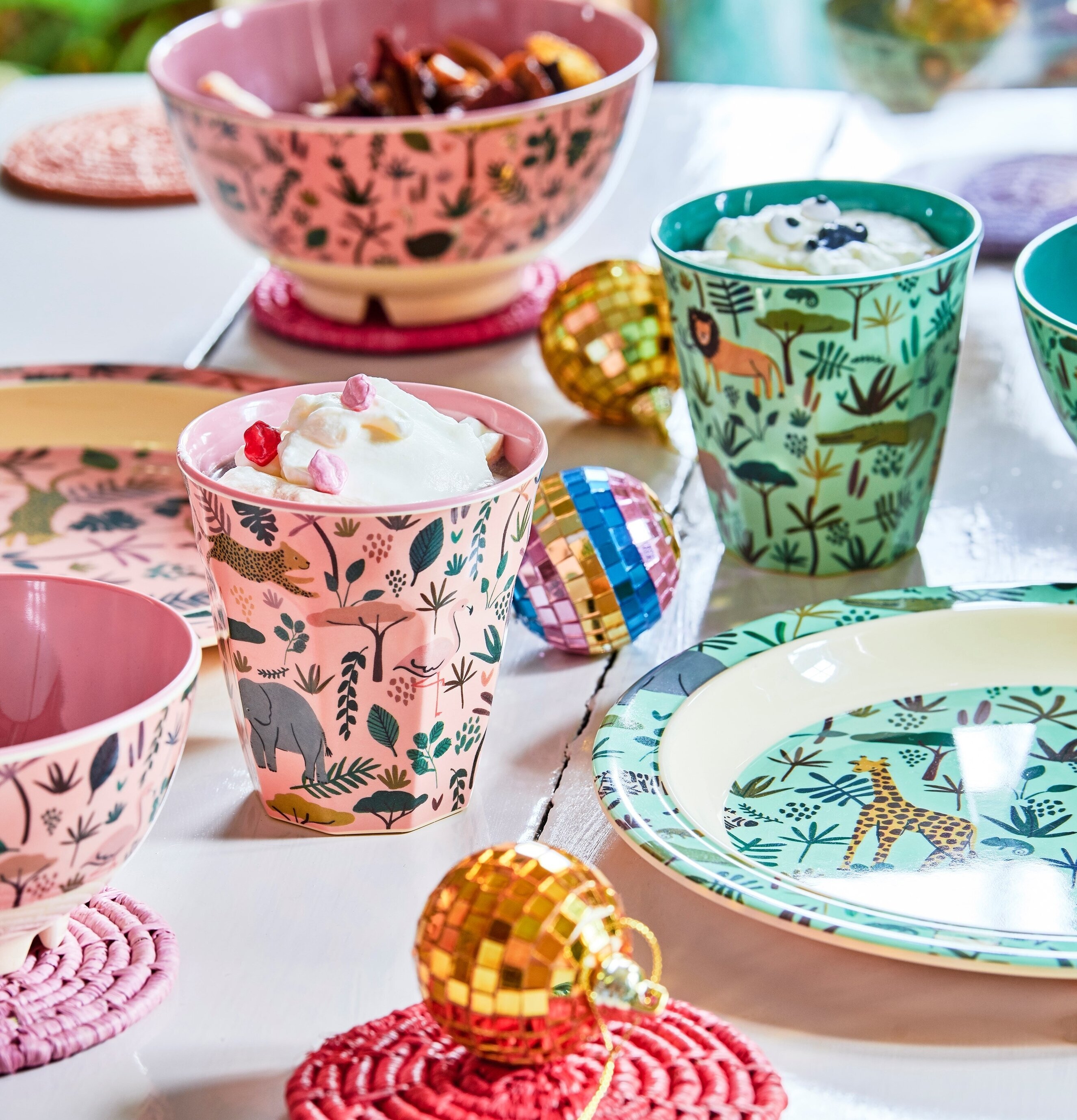 Mugg Jungle Animals Print Coral från Rice på färgglatt bord