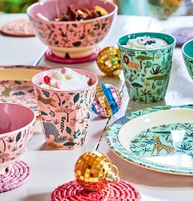 Bild av livfull dukning med djungelmotiv och färg