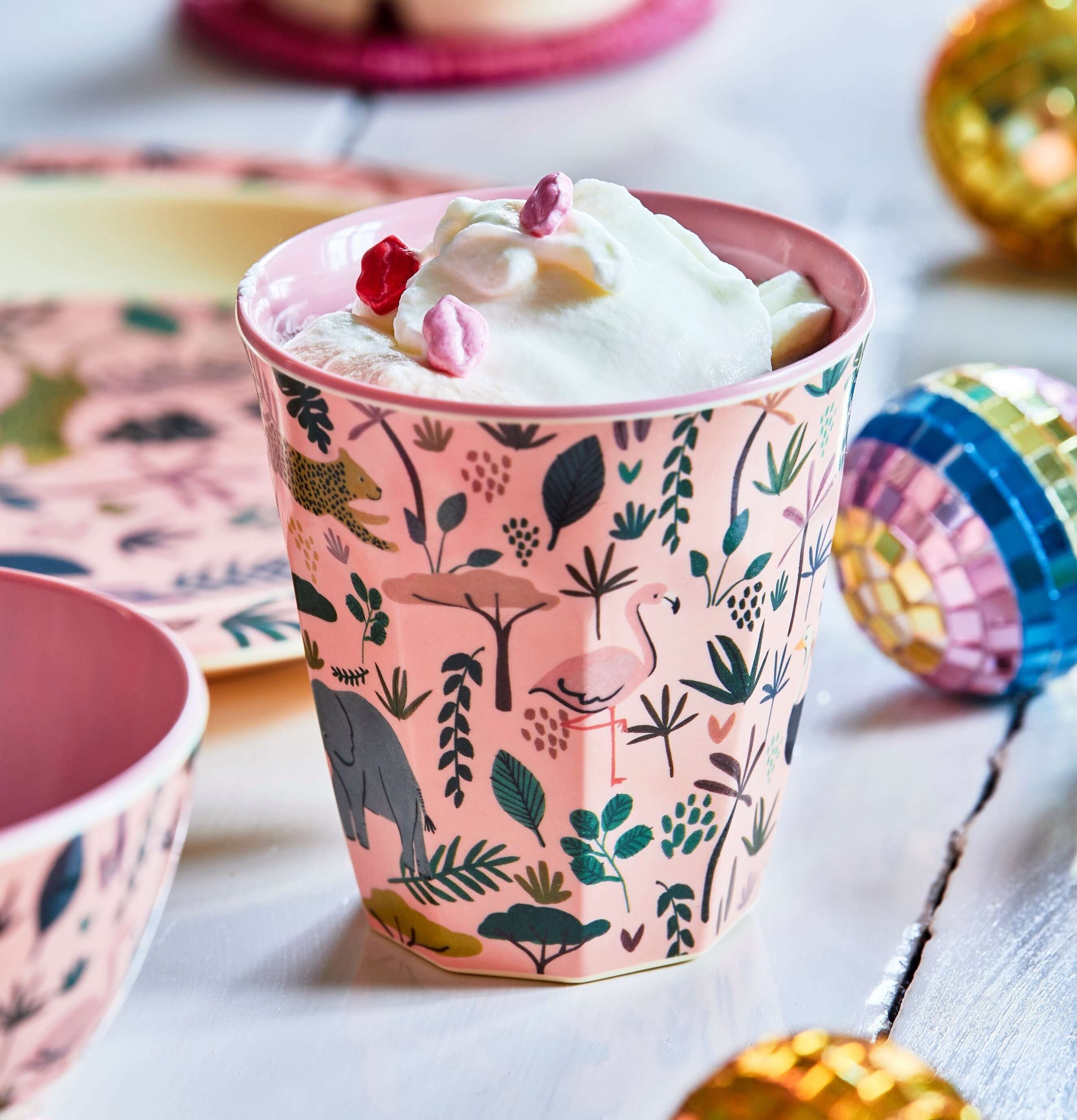 Mugg Jungle Animals Print Coral från Rice med djungelmotiv