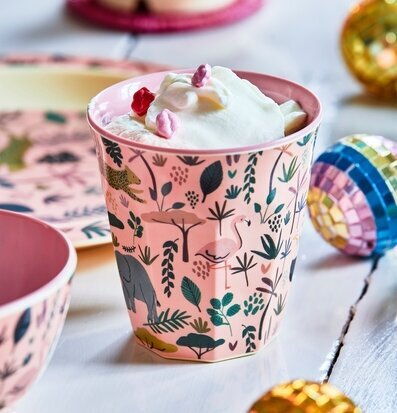 Bild av mugg med djungeldjur och koralltonad design